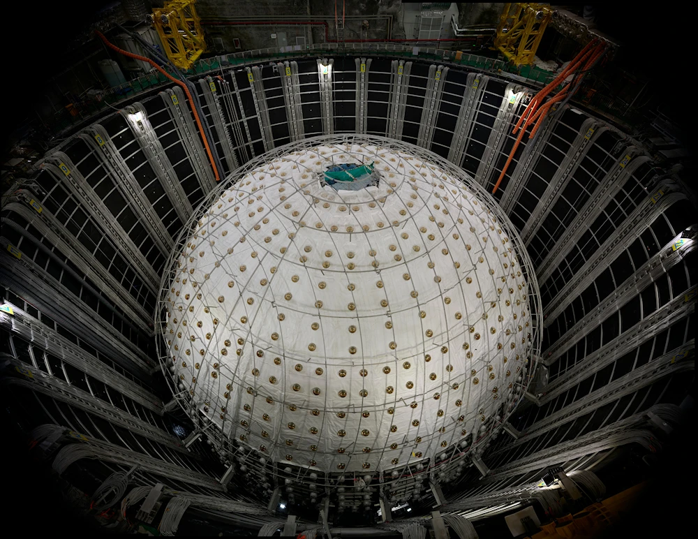 China construye la mayor esfera subterránea para estudiar neutrinos