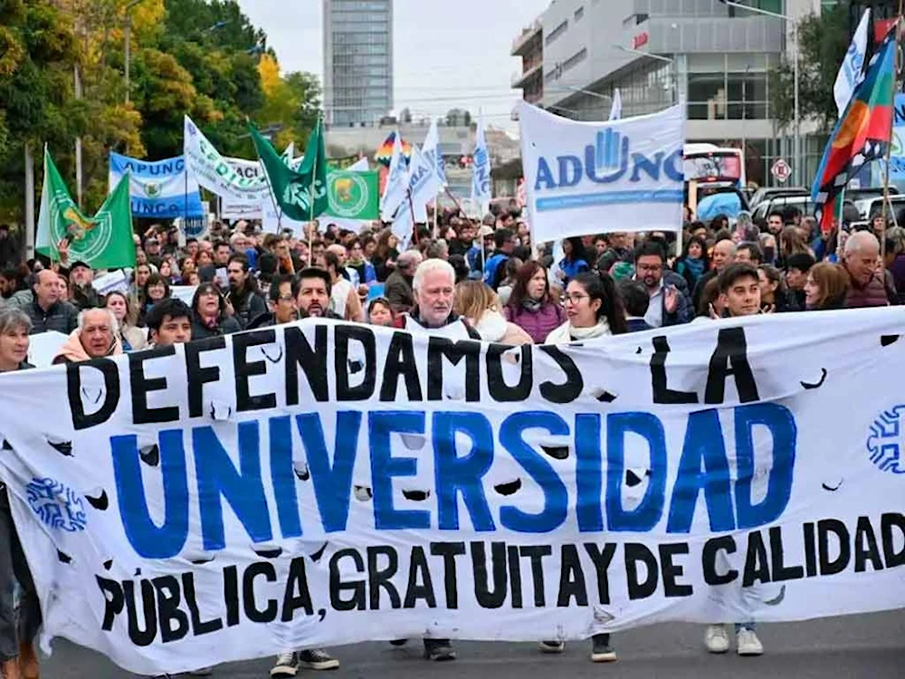 Marchan en Argentina contra el veto al financiamiento universitario