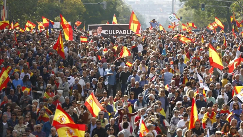 Derecha española marcha en Madrid para pedir dimisión de Sánchez