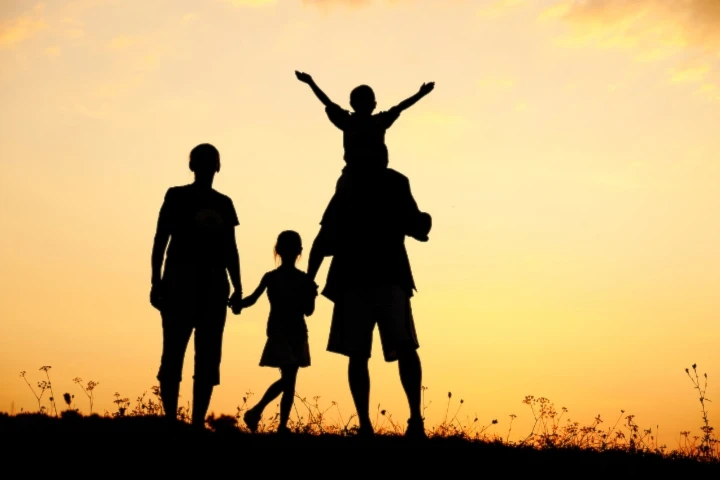 Padres, madres, abuelos, tías y tíos, adultos todos...