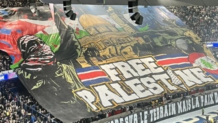 Aficionados del Paris Saint-Germain despliegan mensaje por Palestina