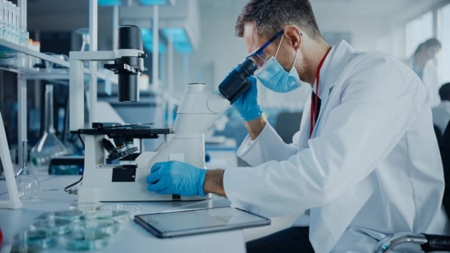 Científicos iraníes fabrican baterías a partir de desechos plásticos