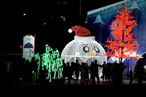 Decoraciones navideñas iluminan calles de Brasil y Colombia