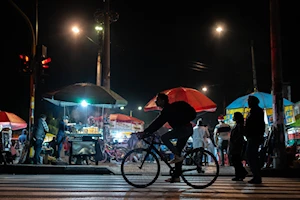 Decoraciones navideñas iluminan calles de Brasil y Colombia