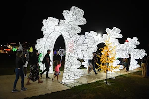 Decoraciones navideñas iluminan calles de Brasil y Colombia