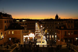 Decoraciones navideñas transforman lugares turísticos de Roma en un destino mágico esta temporada