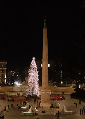 Decoraciones navideñas transforman lugares turísticos de Roma en un destino mágico esta temporada