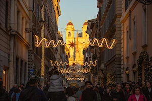 Decoraciones navideñas transforman lugares turísticos de Roma en un destino mágico esta temporada