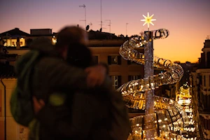 Decoraciones navideñas transforman lugares turísticos de Roma en un destino mágico esta temporada