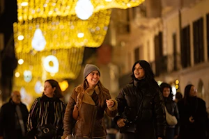 Decoraciones navideñas transforman lugares turísticos de Roma en un destino mágico esta temporada