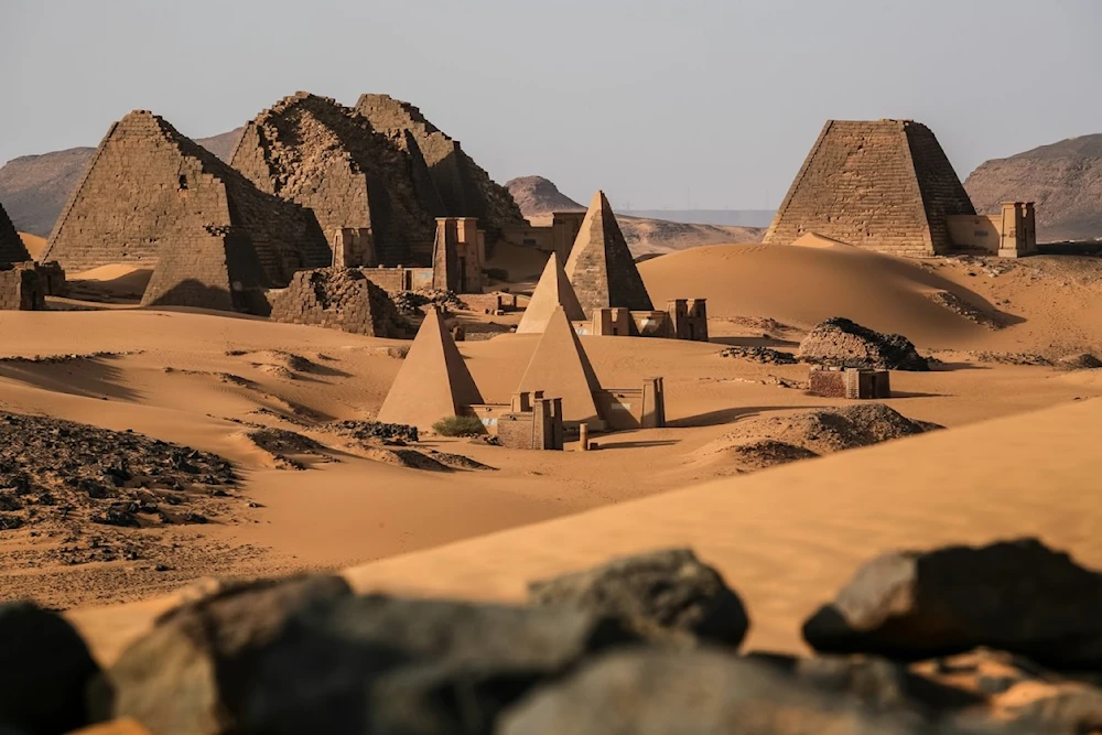 Solo queda un guardián para las pirámides de Meroe en Sudán