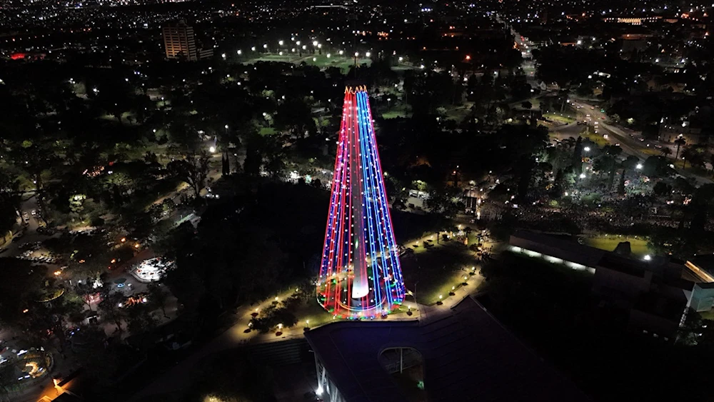 Argentina: el árbol gigante de Navidad deslumbra en Córdoba