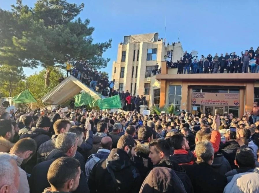 Protestas en Siria por incendio de santuario de fundador alauita