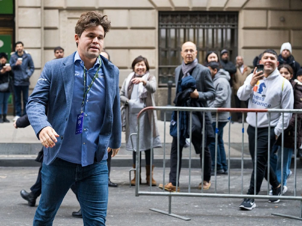 Expulsan a Magnus Carlsen de mundial de ajedrez por pantalón indebido