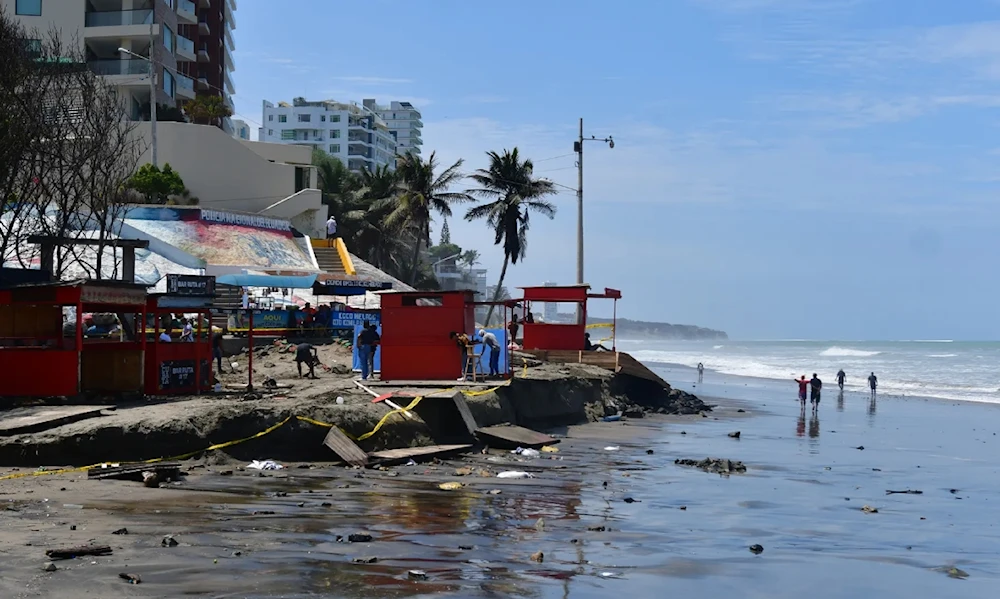 Fuerte oleaje en Ecuador deja tres muertos y múltiples daños en playas