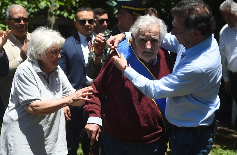 Gustavo Petro condecora a Pepe Mujica con la Cruz de Boyacá