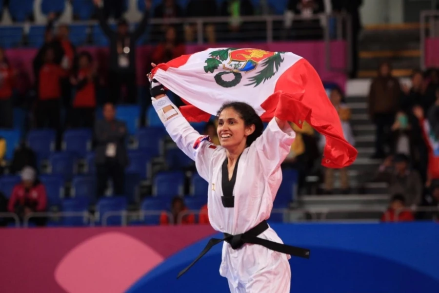 Angélica Espinoza es premiada como la mejor para taekwondoca de 2024