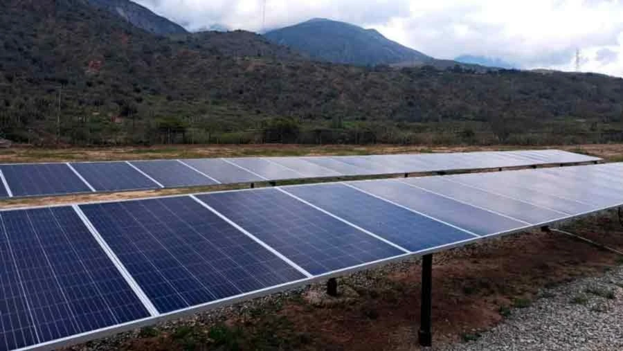 Maduro anuncia plan para generación eléctrica solar en región andina