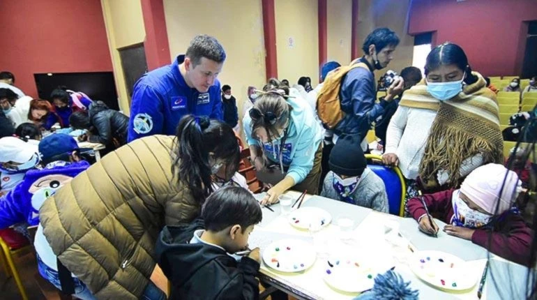 Cosmonautas de Rusia elevarán al espacio dibujos de niños bolivianos