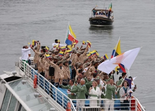 Delegación colombiana realiza su recorrido por el Sena, durante la ceremonia inaugural de los Juegos Olímpicos París 2024. Foto: cortesía París 2024.