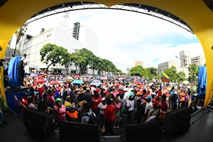 Venezuela marcha pacíficamente en las calles de Caracas por la paz de Venezuela