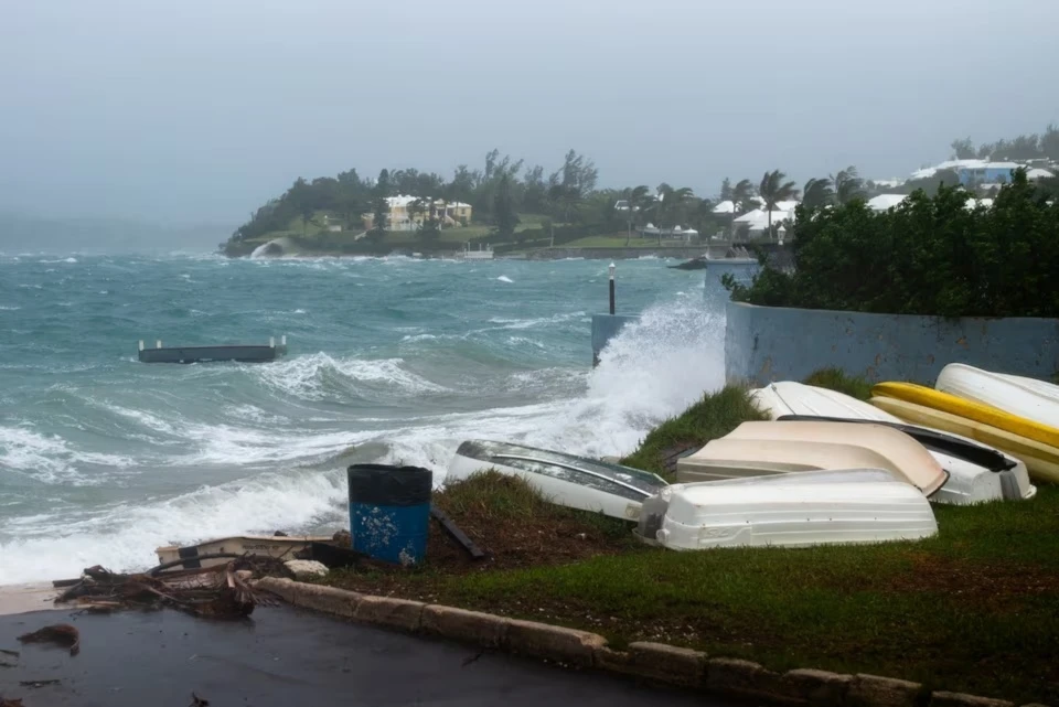Huracán Ernesto se degrada a tormenta tropical en Bermudas