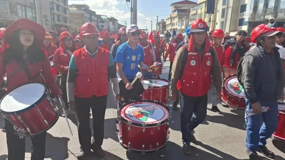 Miles de trabajadores toman calles de Perú para exigir mejoras labores
