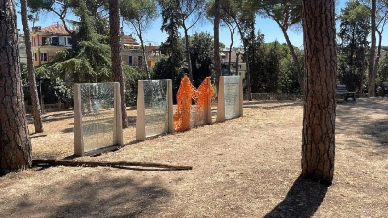 Ultraderecha vandaliza monumento a Bolívar en Roma, Italia