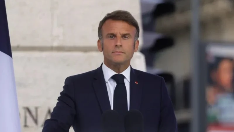 Partido de izquierda en Francia apuesta por destitución de Macron