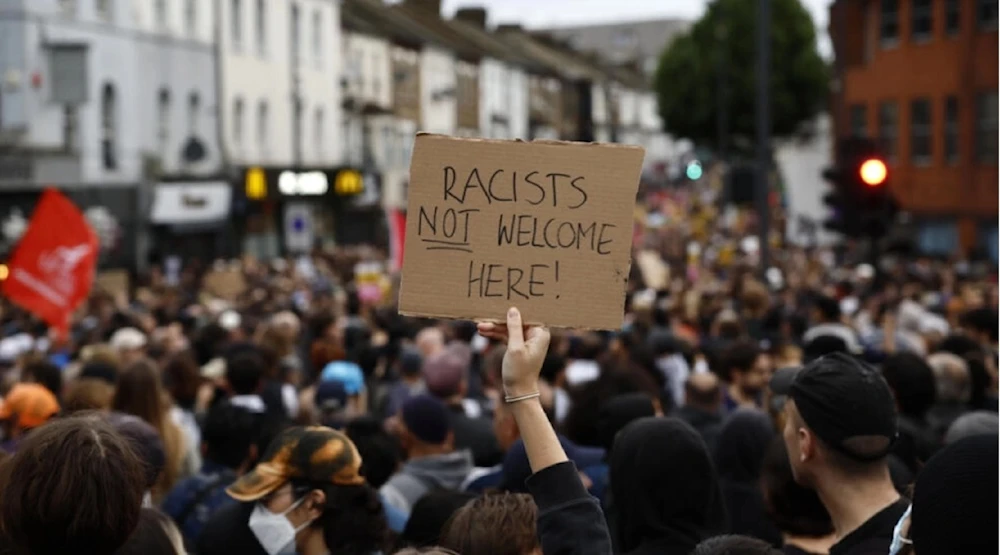 Miles protestan contra el racismo y la extrema derecha en Reino Unido
