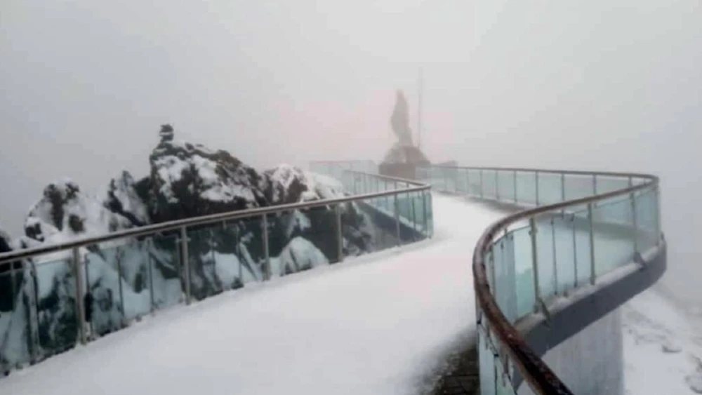 Reportan intensa nevada en teleférico Mukumbarí de Mérida en Venezuela