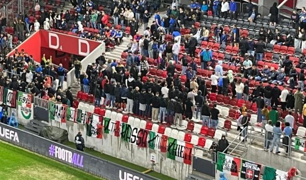 Hinchada de Italia da espalda al himno de Israel