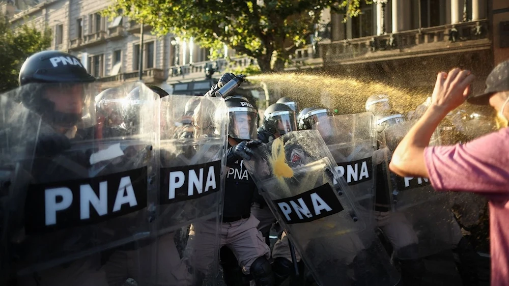 Investigan a policías argentinos por uso de gas pimienta contra menor