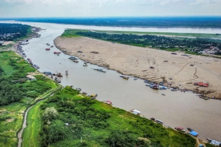 El río Amazonas sufre reducción del 90% en Colombia por grave sequía