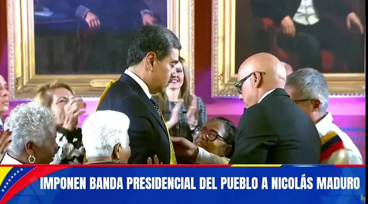 Nicolás Maduro juramenta ante la Asamblea Nacional, con la imposición de la banda presidencial, el collar con las llaves del arca de independencia y el acompañamiento del pueblo