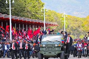 Fuerza motorizada y pueblo acompaña a Maduro tras su juramentación como presidente 2025-2031