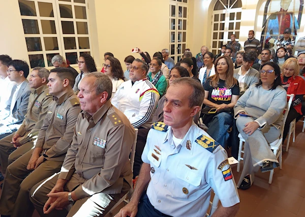 Representantes de organismos e instituciones cubanas, junto a venezolanos, siguieron en vivo la juramentación de Nicolás Maduro en la Embajada de la nación bolivariana en Cuba