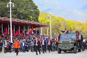 Fuerza motorizada y pueblo acompaña a Maduro tras su juramentación como presidente 2025-2031