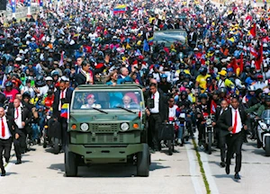 Fuerza motorizada y pueblo acompaña a Maduro tras su juramentación como presidente 2025-2031