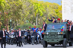 Fuerza motorizada y pueblo acompaña a Maduro tras su juramentación como presidente 2025-2031