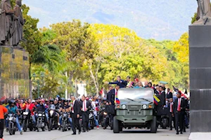 Fuerza motorizada y pueblo acompaña a Maduro tras su juramentación como presidente 2025-2031