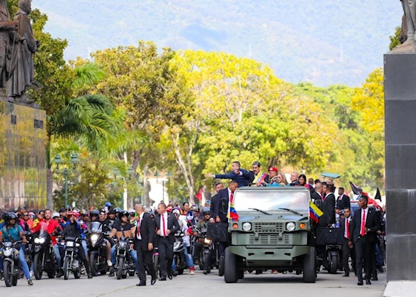 Fuerza motorizada y pueblo acompaña a Maduro tras su juramentación como presidente 2025-2031