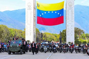 Fuerza motorizada y pueblo acompaña a Maduro tras su juramentación como presidente 2025-2031