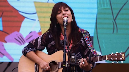 Mediante la tecnología, Javiera Parra cantará junto a su abuela Violeta