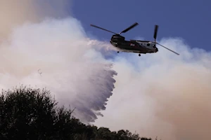 Bomberos luchan contra las llamas durante los recientes incendios en California, la peor catástrofe en ese estado en décadas