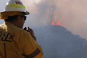 Bomberos luchan contra las llamas durante los recientes incendios en California, la peor catástrofe en ese estado en décadas