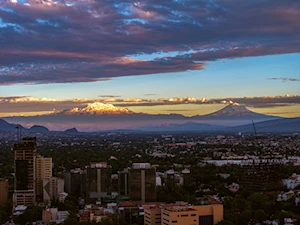 Así se ven los majestuosos volcanes Iztaccíhuatl y Popocatépetl en el horizonte de Ciudad de México