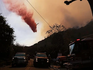 Bomberos luchan contra las llamas durante los recientes incendios en California, la peor catástrofe en ese estado en décadas