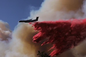 Bomberos luchan contra las llamas durante los recientes incendios en California, la peor catástrofe en ese estado en décadas