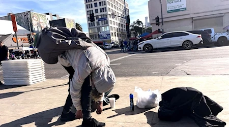 Un consumidor de fentanilo deambula en las calles de Los Ángeles, 19 de diciembre de 2024..